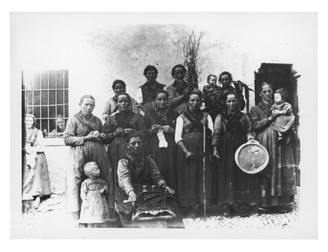 Ritratto di donne con attrezzi da lavoro