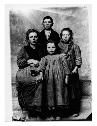 Ritratto di donna con tre bambini