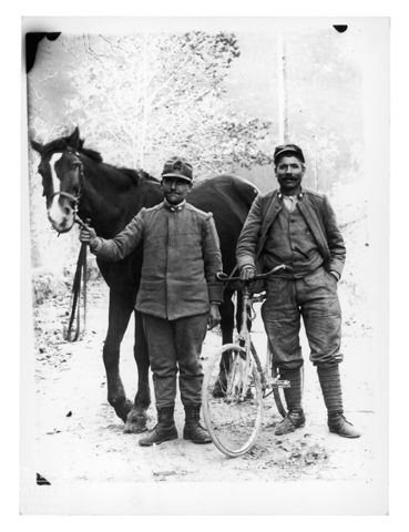 Militari con cavallo e bicicletta