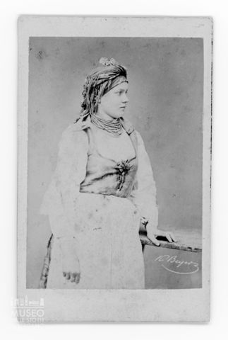 Ritratto di giovane donna polacca in costume tradizionale