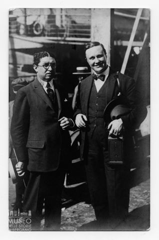 Enrico Tiraboschi con un personaggio non identificato