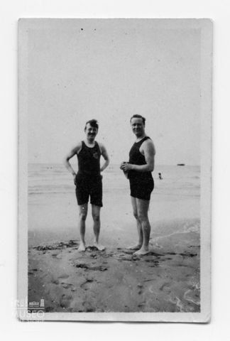 Enrico Tiraboschi e un altro uomo in riva al mare