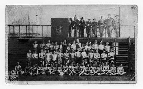 Enrico Tiraboschi con un gruppo di giovani nuotatori in una palestra