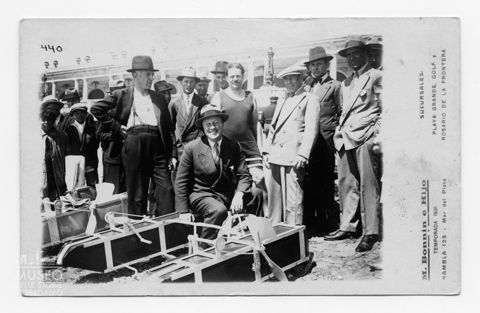 Enrico Tiraboschi su una spiaggia di Mar del Plata