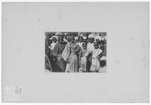 Ritratto di gruppo in abiti tradizionali nel tempio di Madurai