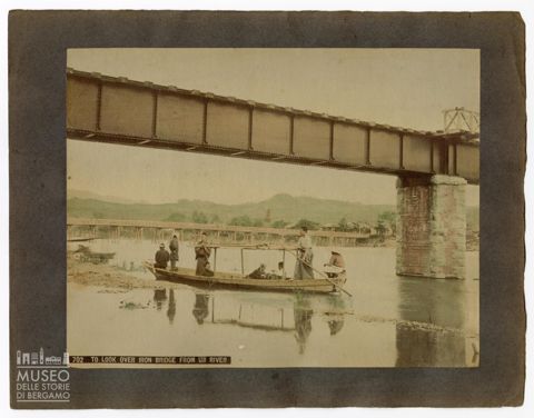 Imbarcazione sul fiume Uji