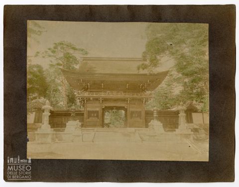 Ingresso a un santuario giapponese (Rōmon)