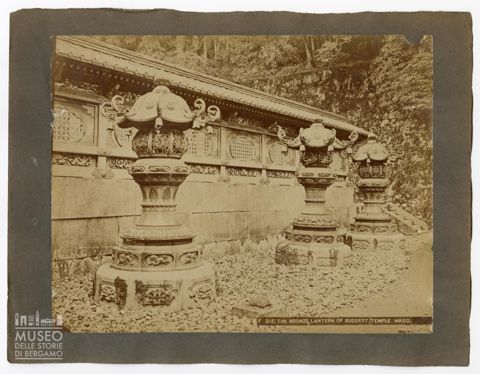 Lanterne di bronzo presso il tempio di Buddha a Nikko