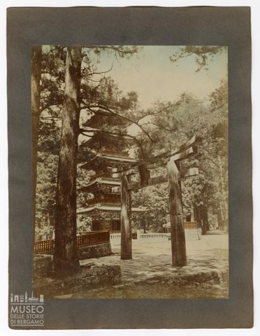 Pagoda e Torii (portale di ingresso giapponese) a Nikko