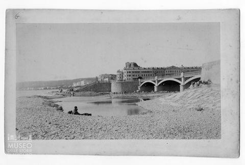 Ponte sulla spiaggia di Nizza
