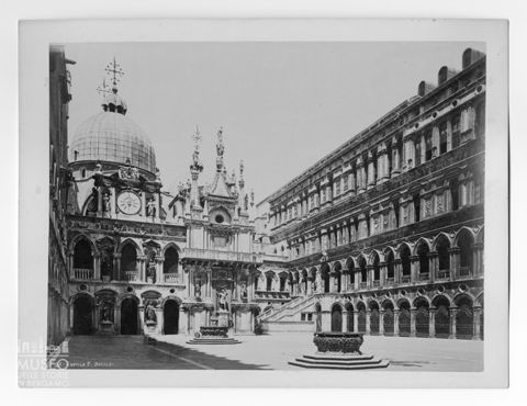 Veduta del cortile di Palazzo Ducale