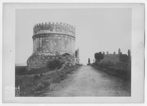 Veduta del Mausoleo di Cecilia Metella a Roma