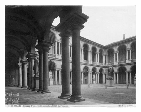 Scorcio del cortile porticato del Palazzo Brera a Milano