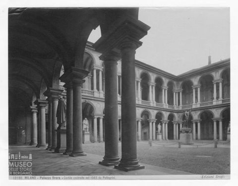 Scorcio del cortile porticato del Palazzo Brera a Milano