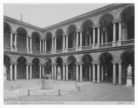 Scorcio del cortile porticato del Palazzo Brera a Milano