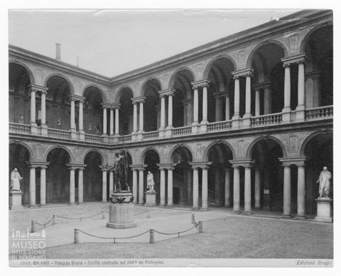 Scorcio del cortile porticato del Palazzo Brera a Milano
