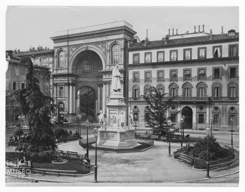 Monumento a Leonardo da Vinci presso piazza della Scala a Milano