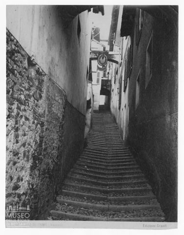Strada con scalinata a Varenna, Lago di Como