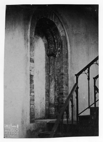 Porta murata all'interno di un edificio antico