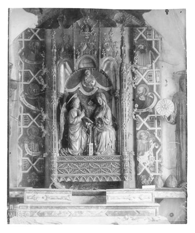 Chiesa di San Bernardino: particolare dell'ancona quattrocentesca con l'Annunciazione dell'angelo a Maria entro architettura gotica