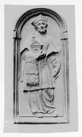 Altorilievo in pietra raffigurante un santo sacerdote