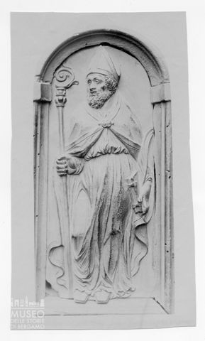 Altorilievo in pietra raffigurante un santo vescovo