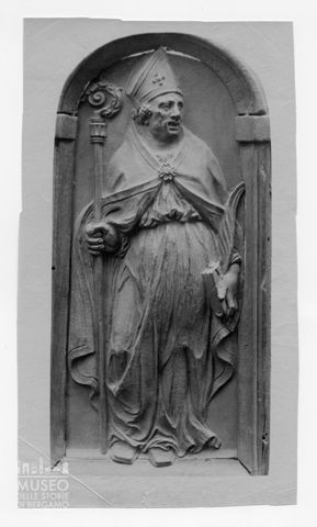 Altorilievo in pietra raffigurante un santo vescovo