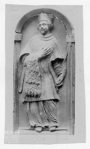 Altorilievo in pietra raffigurante un santo sacerdote