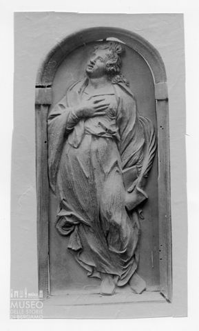 Altorilievo in pietra raffigurante una santa