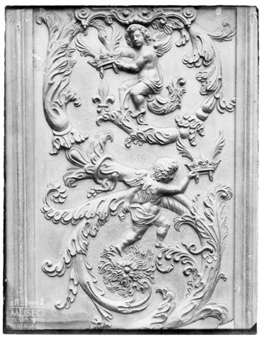 Bassorilievo con putti ed elementi floreali