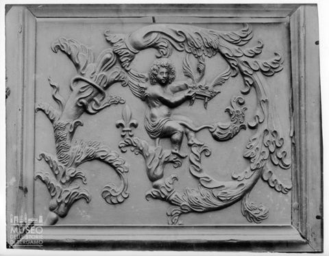 Bassorilievo con putto ed elementi floreali