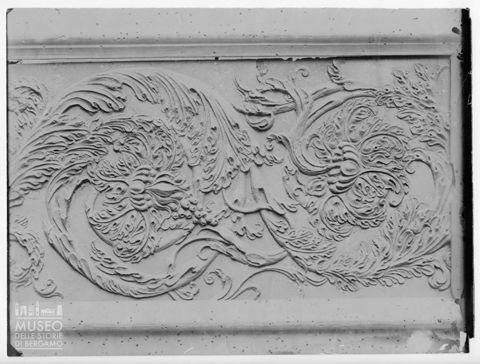 Bassorilievo con elementi floreali e decori