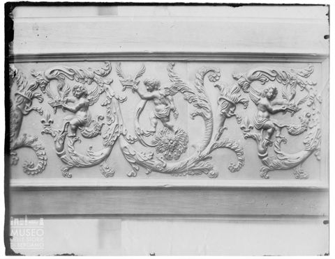 Bassorilievo con putti ed elementi floreali