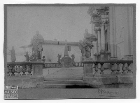 Sagrato della chiesa parrocchiale di San Giovanni Battista, lato sud