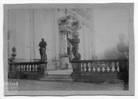 Sagrato della chiesa parrocchiale di San Giovanni Battista, lato nord