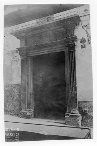 Portale di accesso del Luogo Pio Colleoni