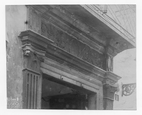 Particolare del portone del Luogo Pio Colleoni