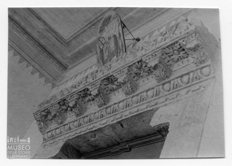 Particolare di frammento di trabeazione inserito nel portale della Chiesa del Santissimo Salvatore