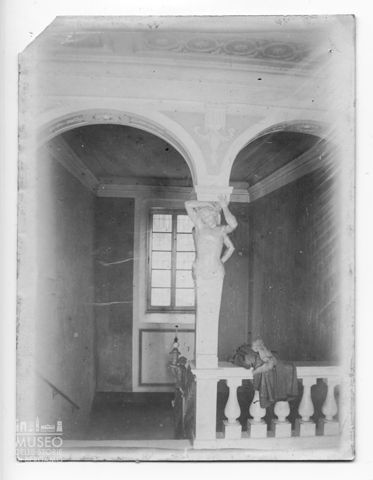 Scalone interno finestrato di un antico palazzo