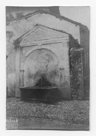 Fontana in pietra a Serina