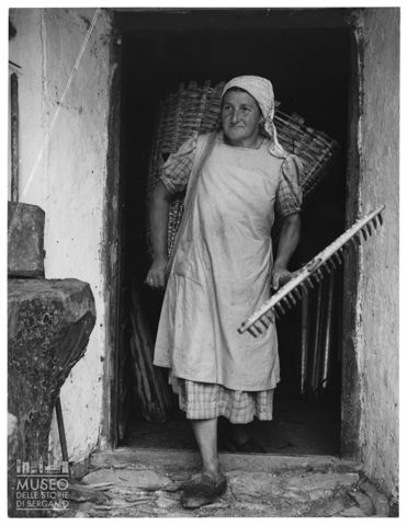 Contadina con attrezzi da lavoro