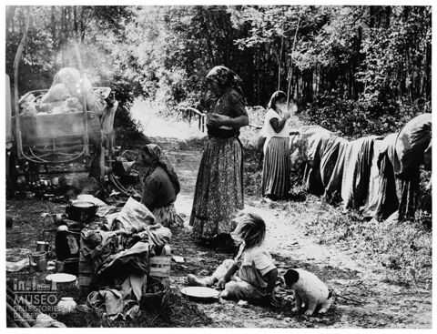 Gruppo di donne  attorno a un focolare