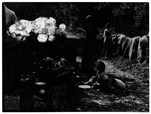 Gruppo di donne attorno a un focolare