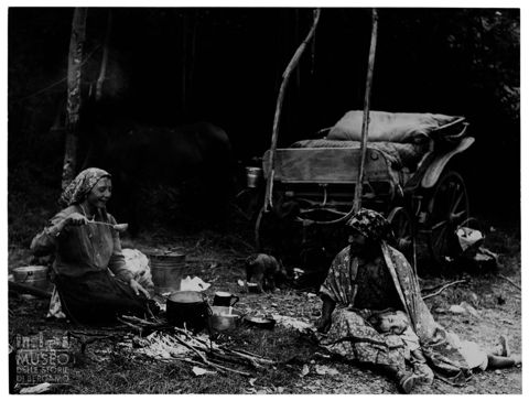 Donne attorno a un focolare