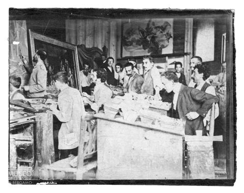 Mosaicisti della Compagnia Venezia Murano al lavoro