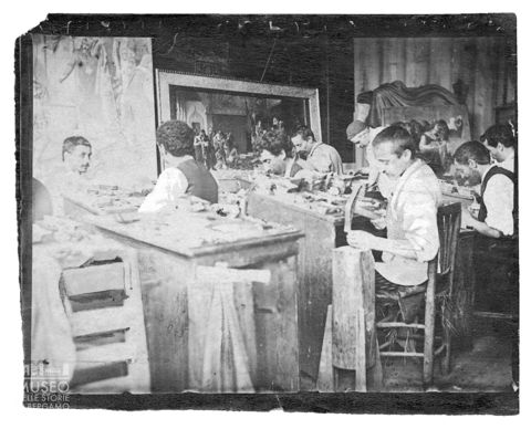 Mosaicisti della Compagnia Venezia Murano al lavoro [2]