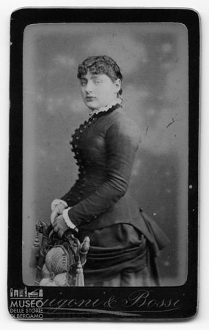 Ritratto di giovane donna [2]