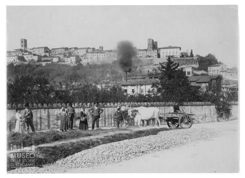 Ritratto di gruppo ai piedi di un borgo