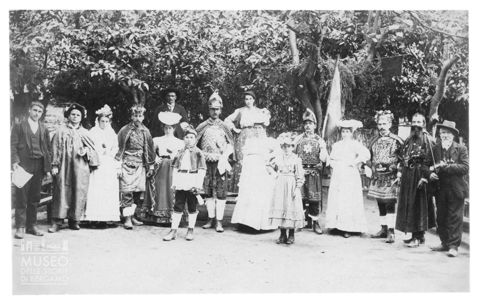 Ritratto di gruppo di persone in costume