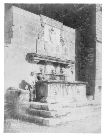 Ritratto di donna accanto a una fontana